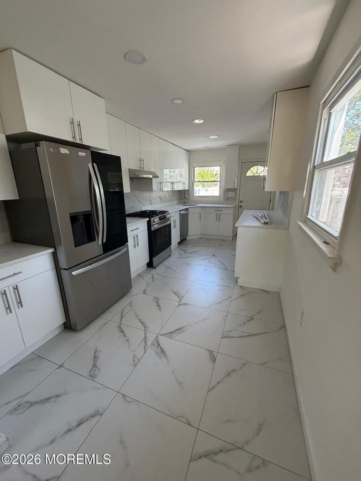24 Berger Ave - Photo 4 of 7