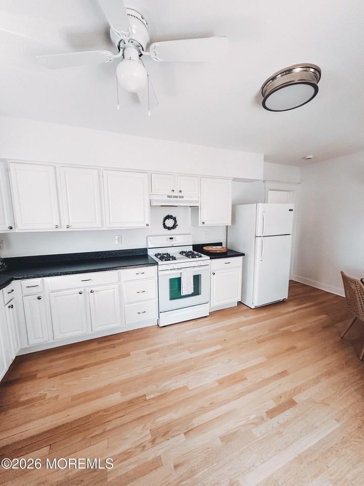 916 Bay Ave - Photo 7 of 11