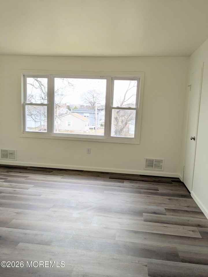 77 Leroy Pl - Photo 4 of 10
