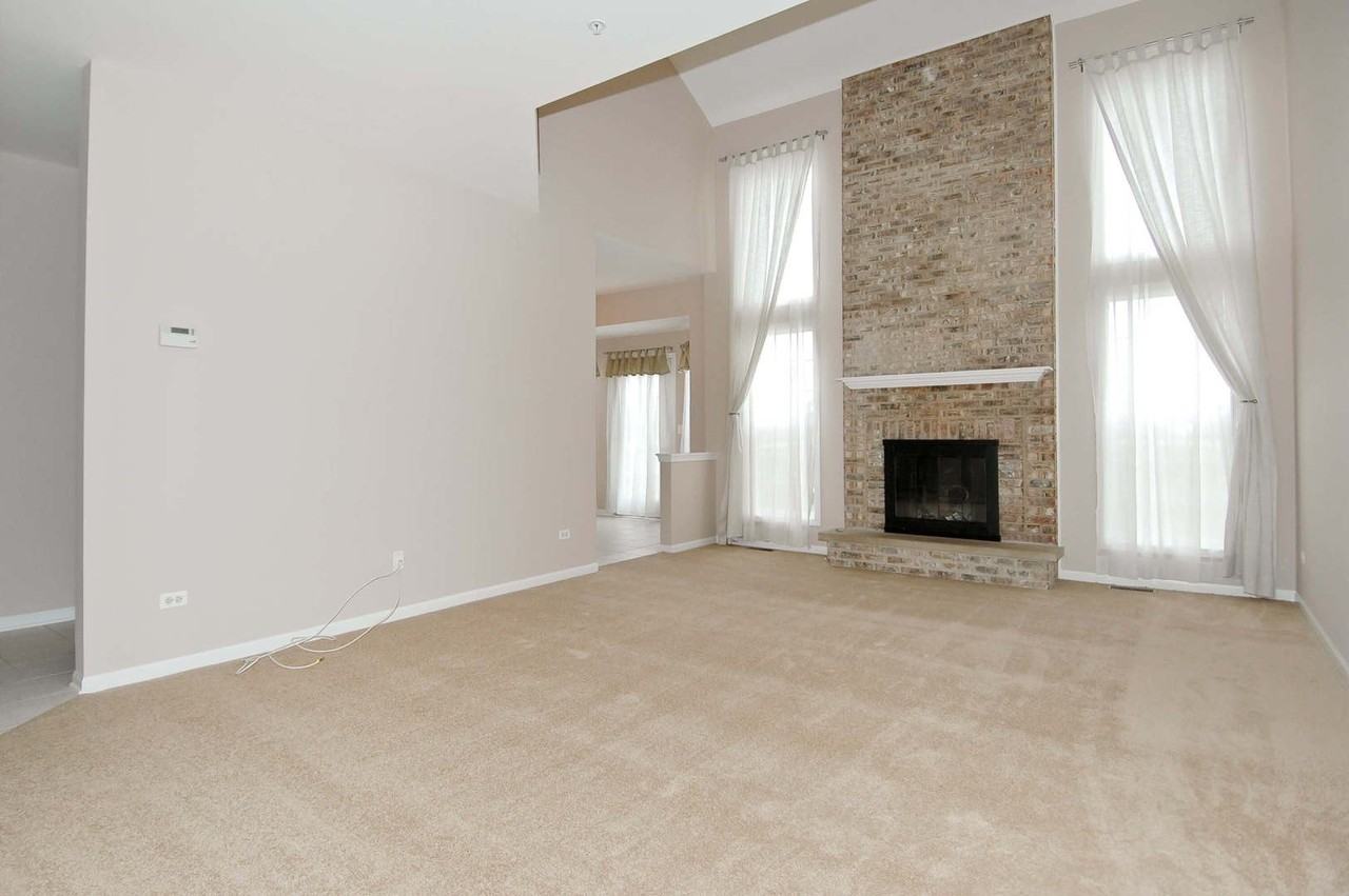 2162 Yale Cir - Photo 3 of 18