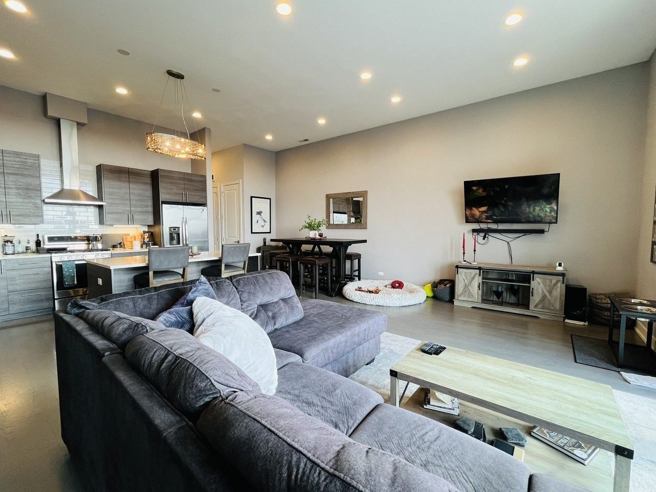 2054 W Chicago Ave #4 - Photo 4 of 29