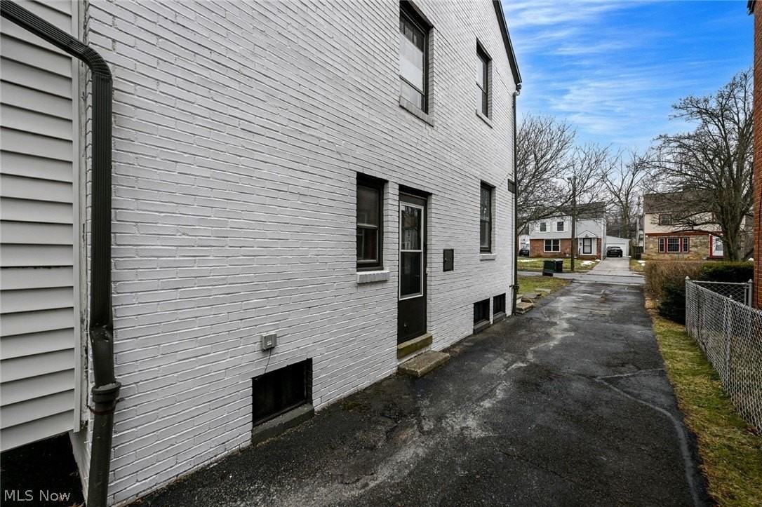 3699 Bainbridge Rd - Photo 5 of 37