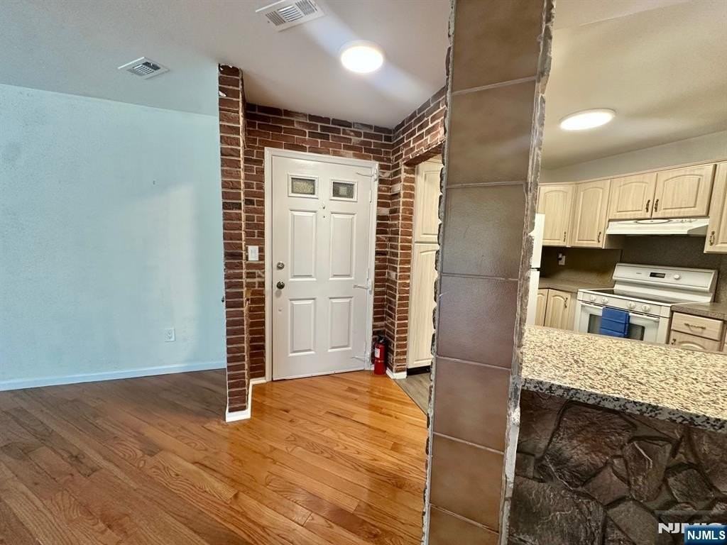 951 Westgate Dr S - Photo 2 of 15