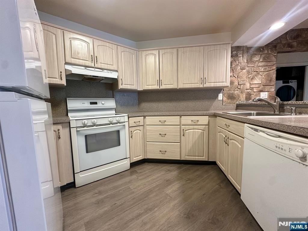 951 Westgate Dr S - Photo 3 of 15