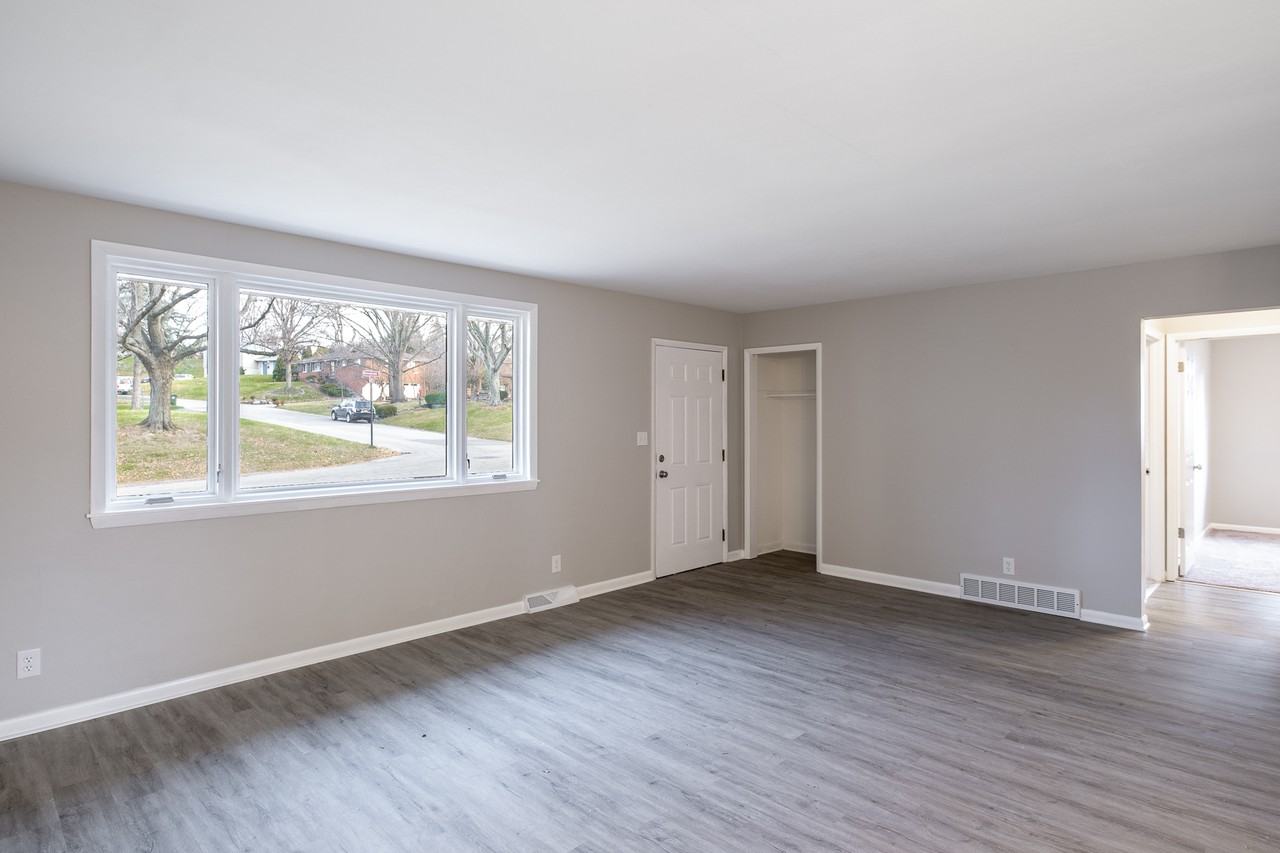 420 Stoneybrook Dr #1 - Photo 2 of 10