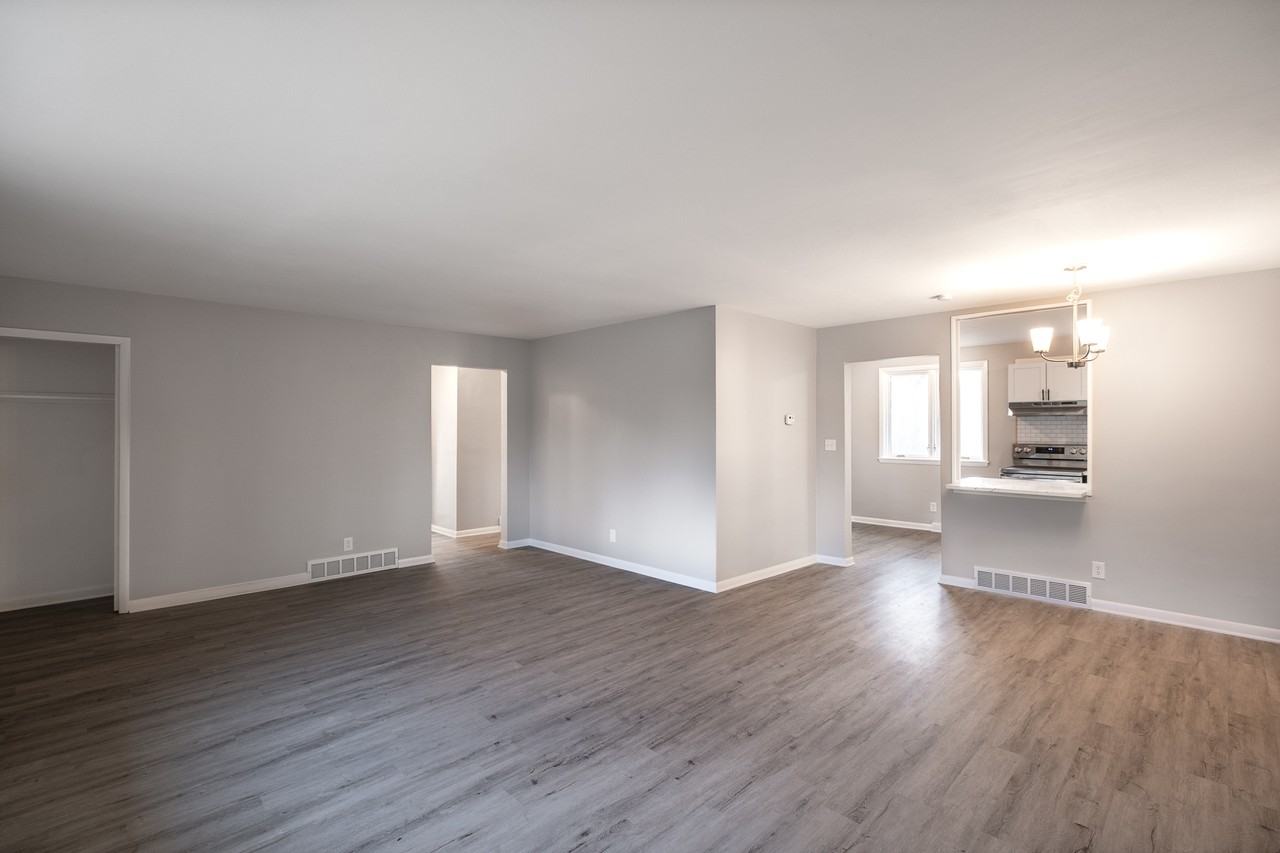 420 Stoneybrook Dr #1 - Photo 3 of 10