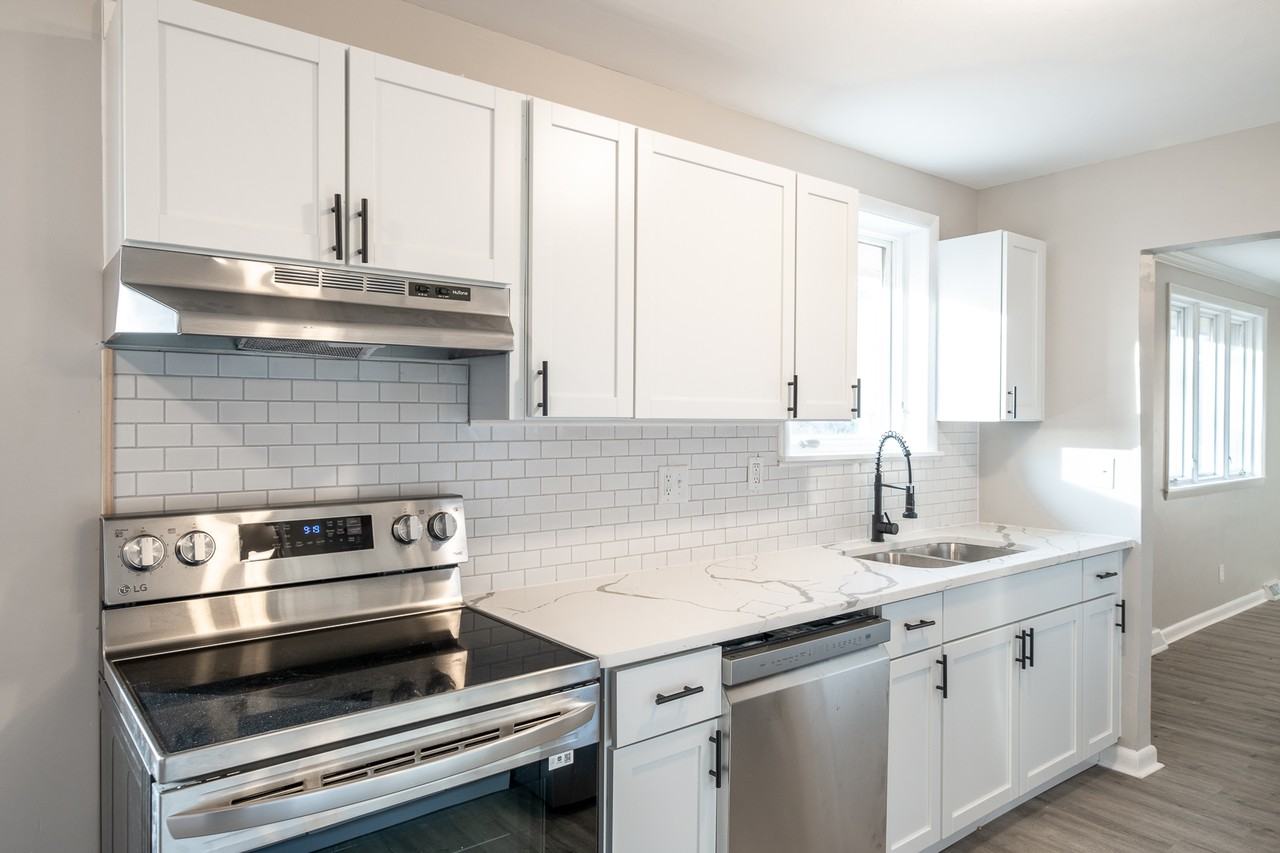 420 Stoneybrook Dr #1 - Photo 5 of 10