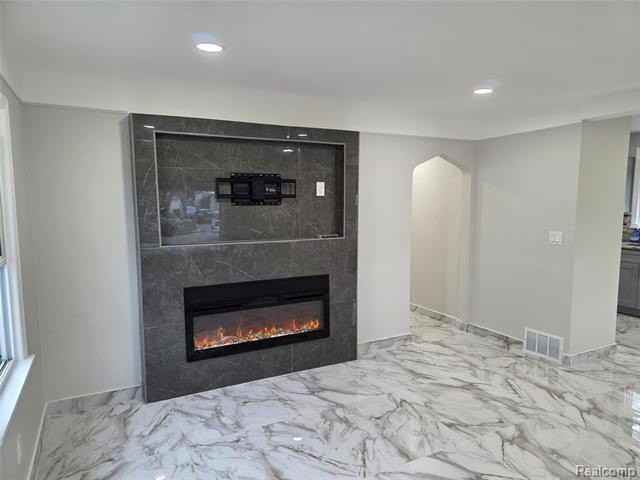 7249 N Silvery Ln - Photo 7 of 22