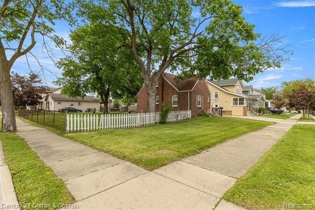 1178 Fort Park Blvd - Photo 4 of 40