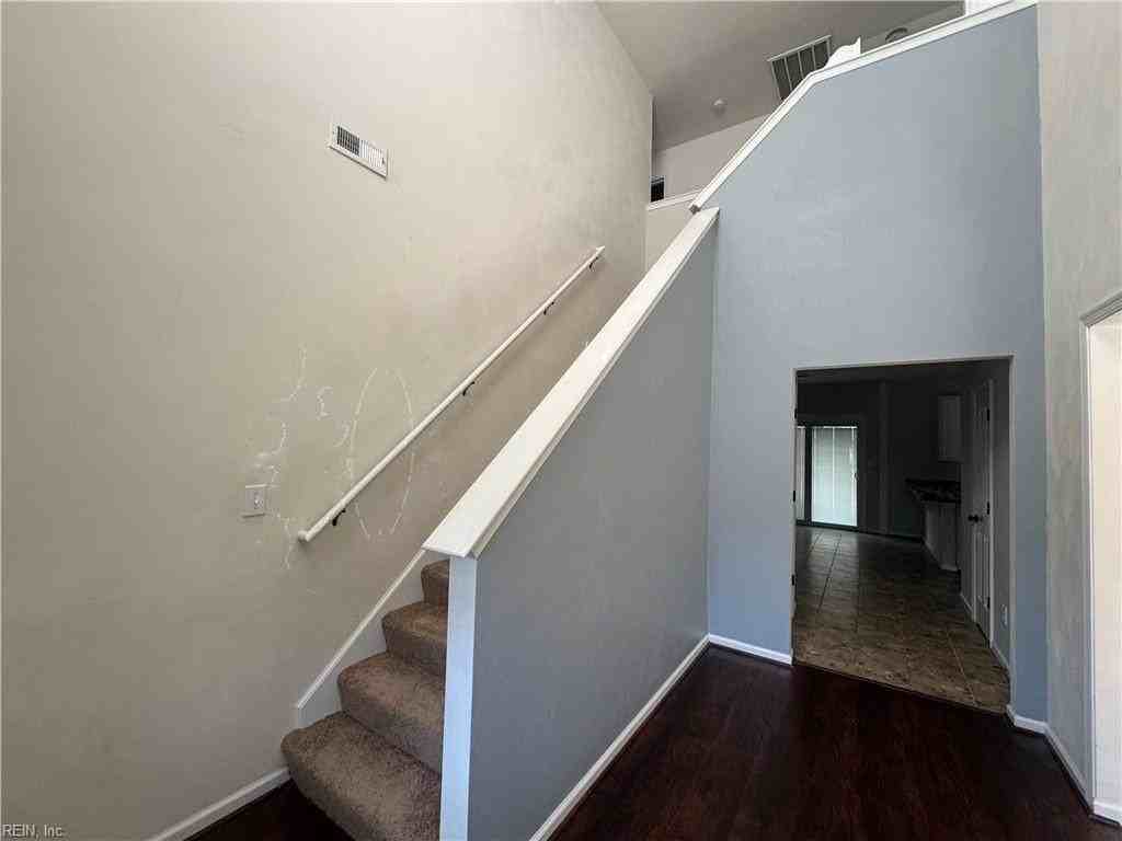 109 Bishops Ct - Photo 2 of 20