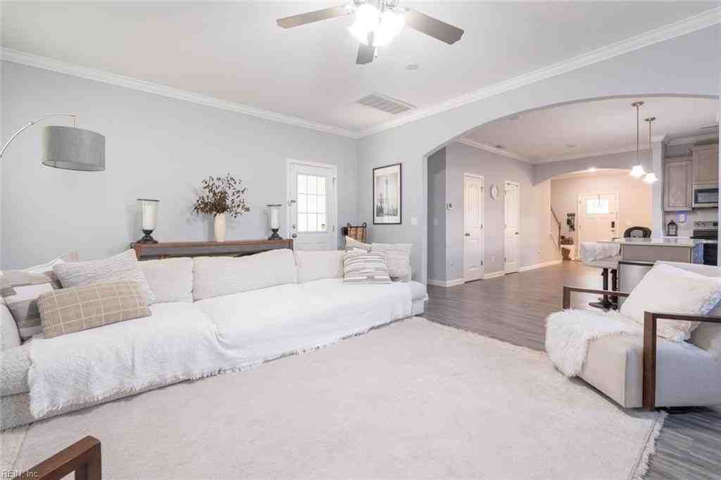 409 Draper Dr - Photo 4 of 47