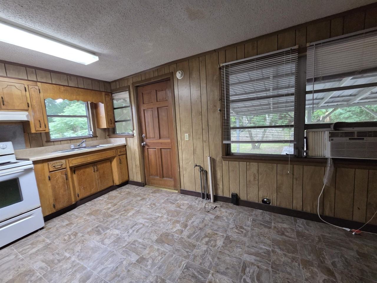 1205 E Green St - Photo 3 of 12