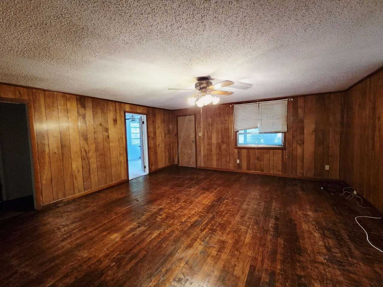 1205 E Green St - Photo 5 of 12