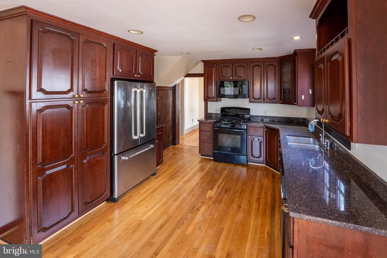 2201 Salisbury Rd - Photo 4 of 28