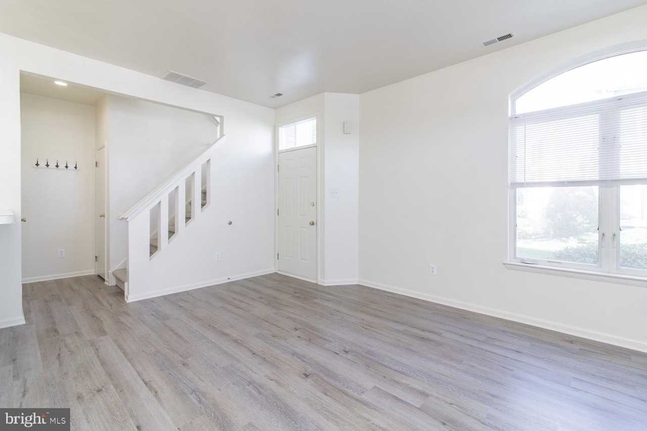 1004 Barbaras Ct - Photo 3 of 38