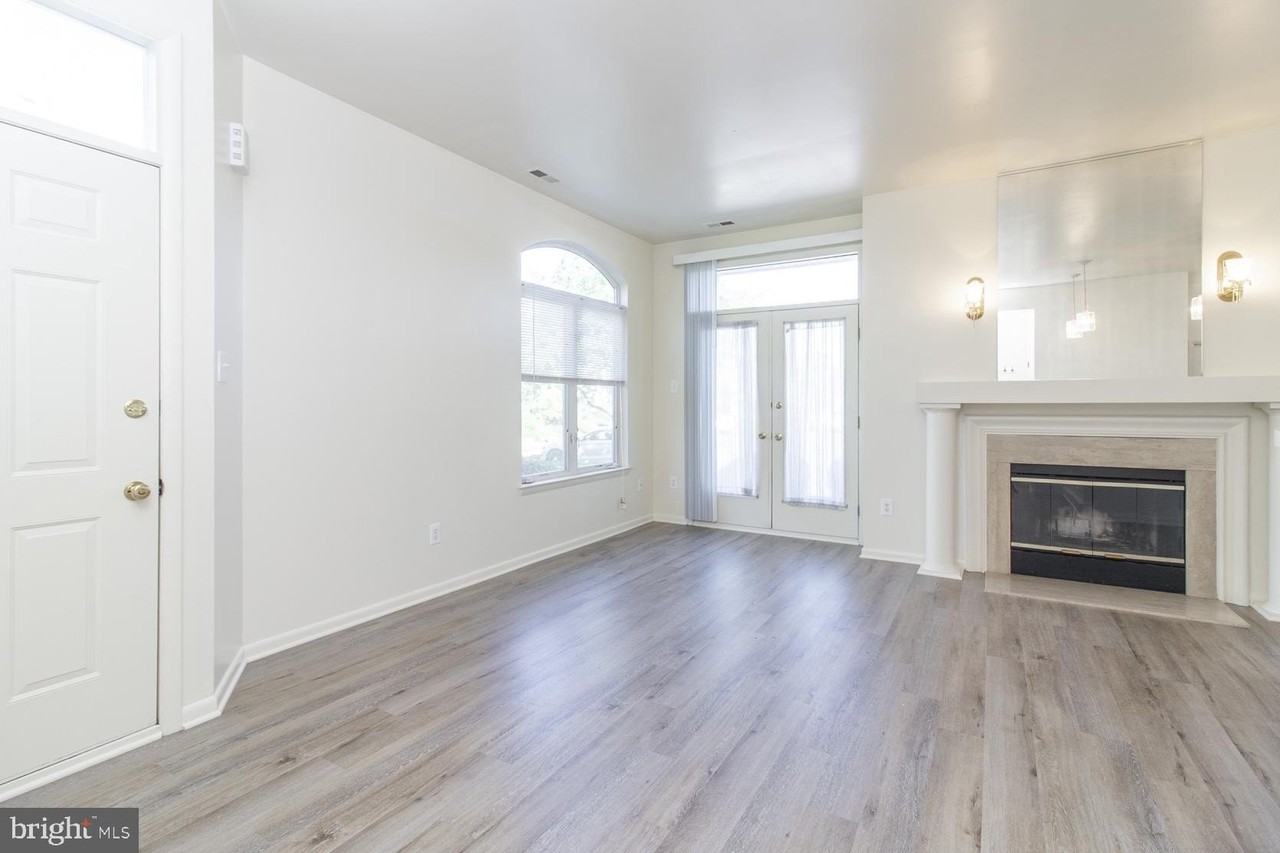 1004 Barbaras Ct - Photo 4 of 38