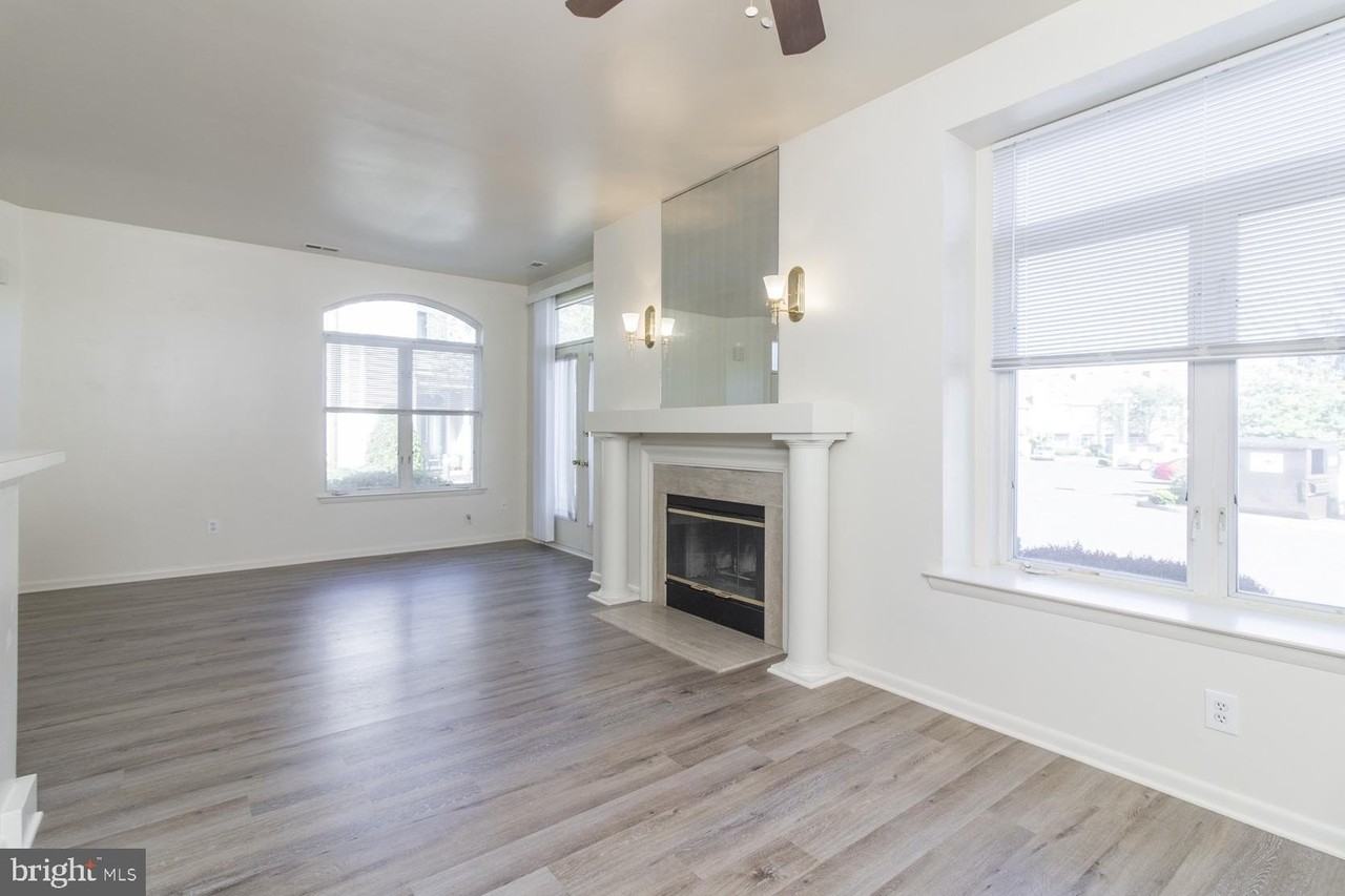 1004 Barbaras Ct - Photo 6 of 38