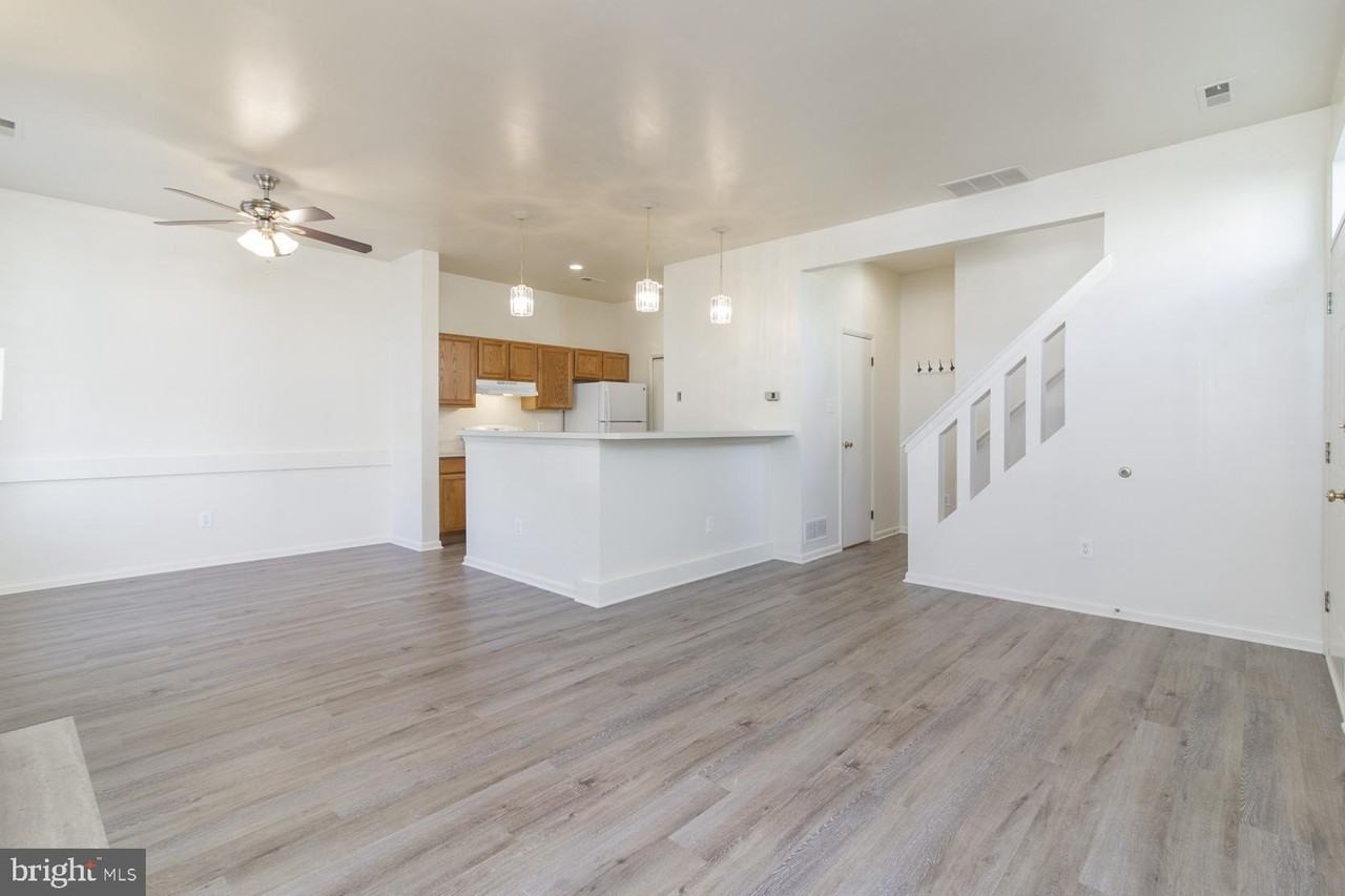 1004 Barbaras Ct - Photo 7 of 38