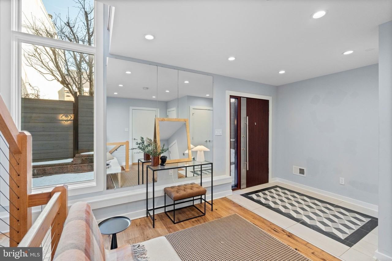 869 Corinthian Ave #3 - Photo 3 of 20