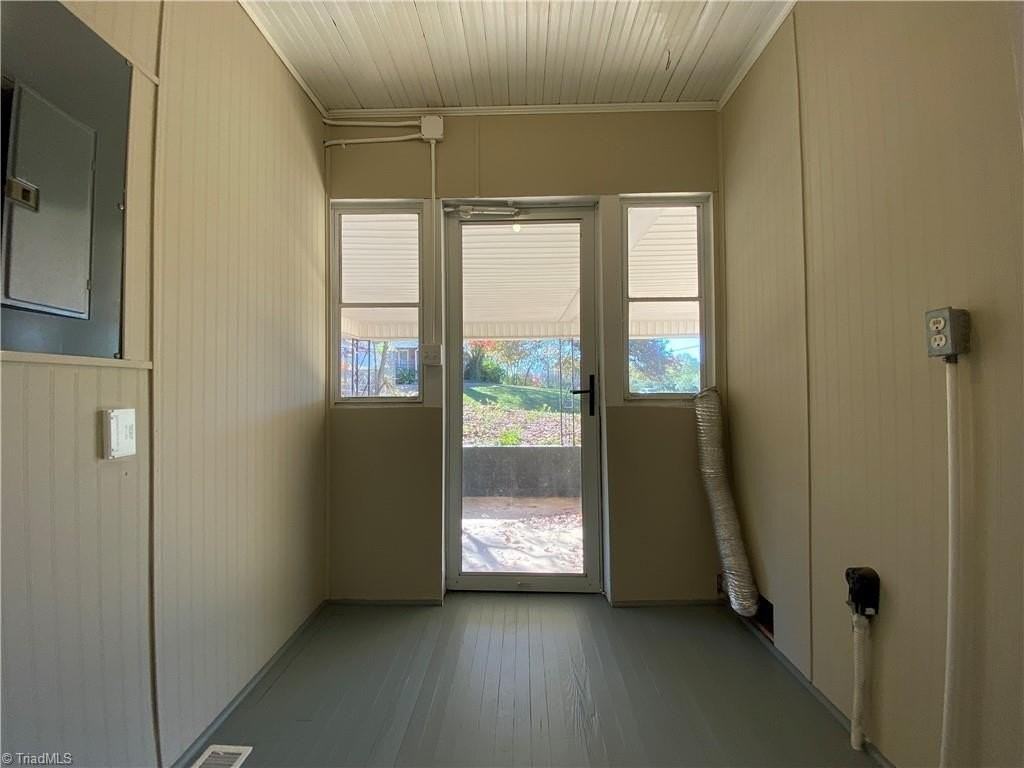 2135 Griffith Rd - Photo 6 of 23