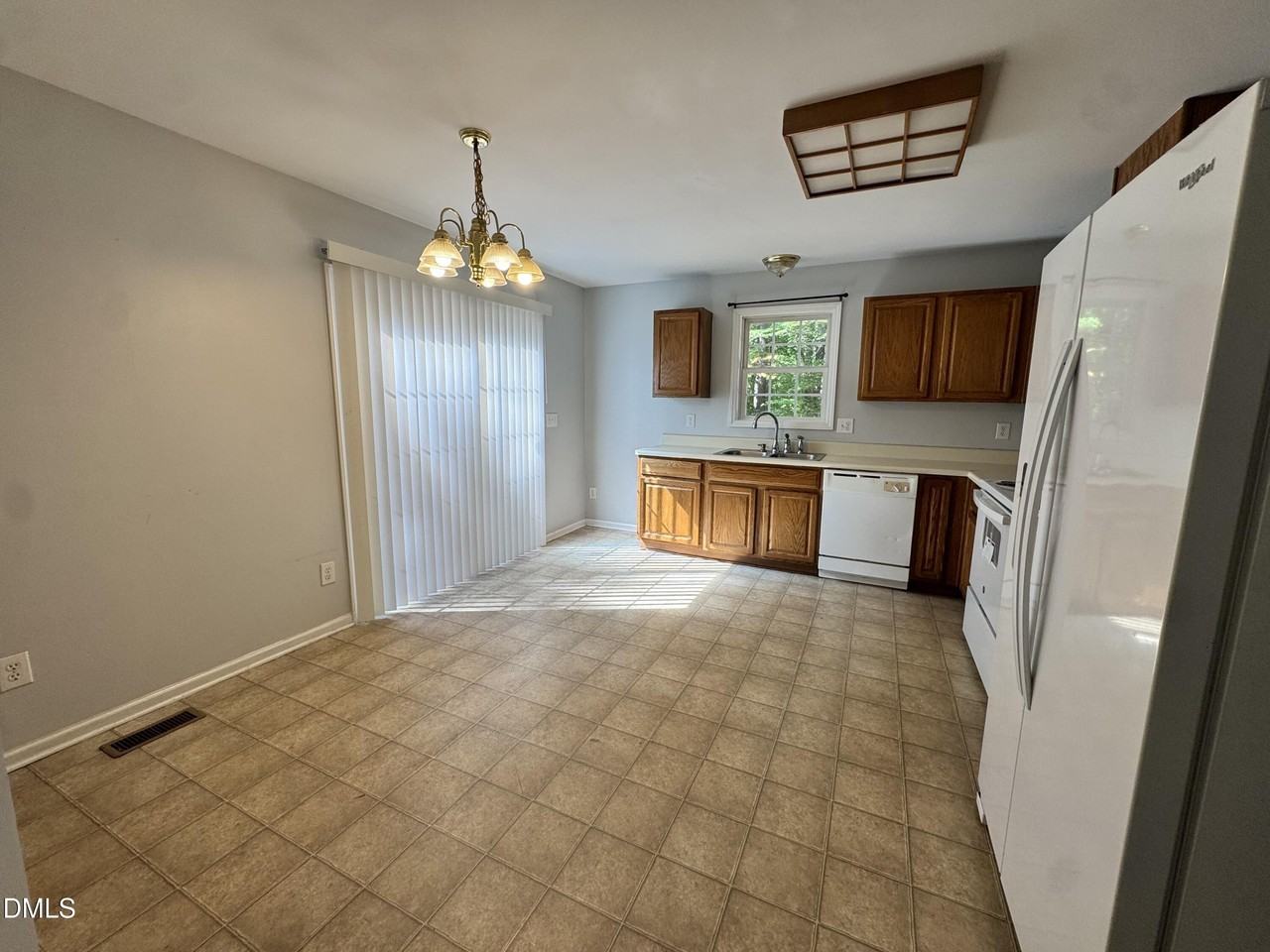 660 Shawnee Dr - Photo 3 of 11