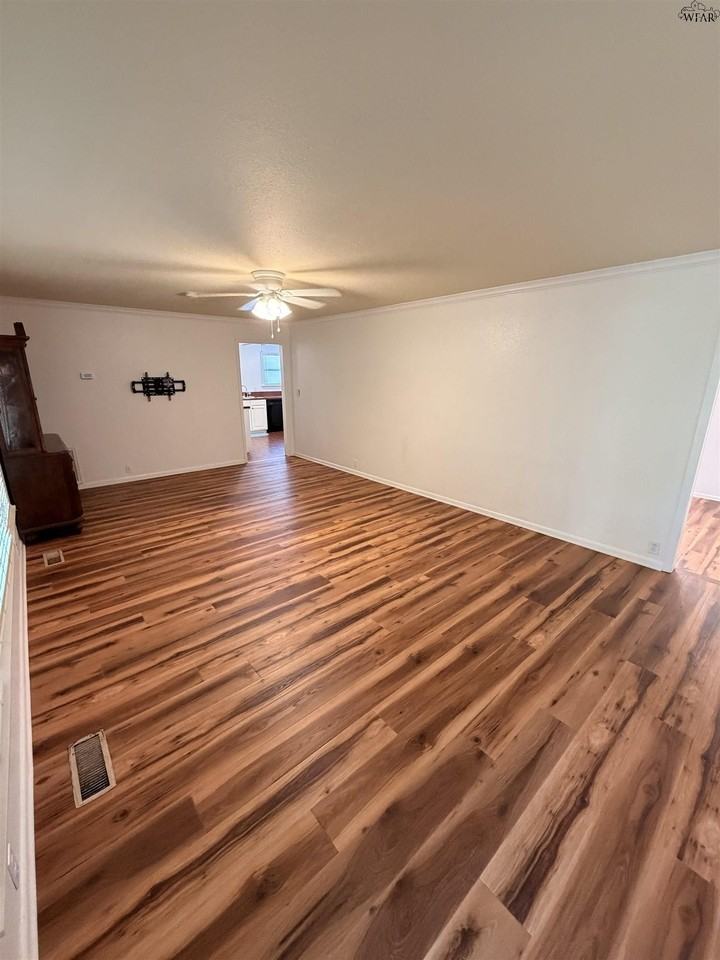 3421 Sherwood Ln - Photo 3 of 20