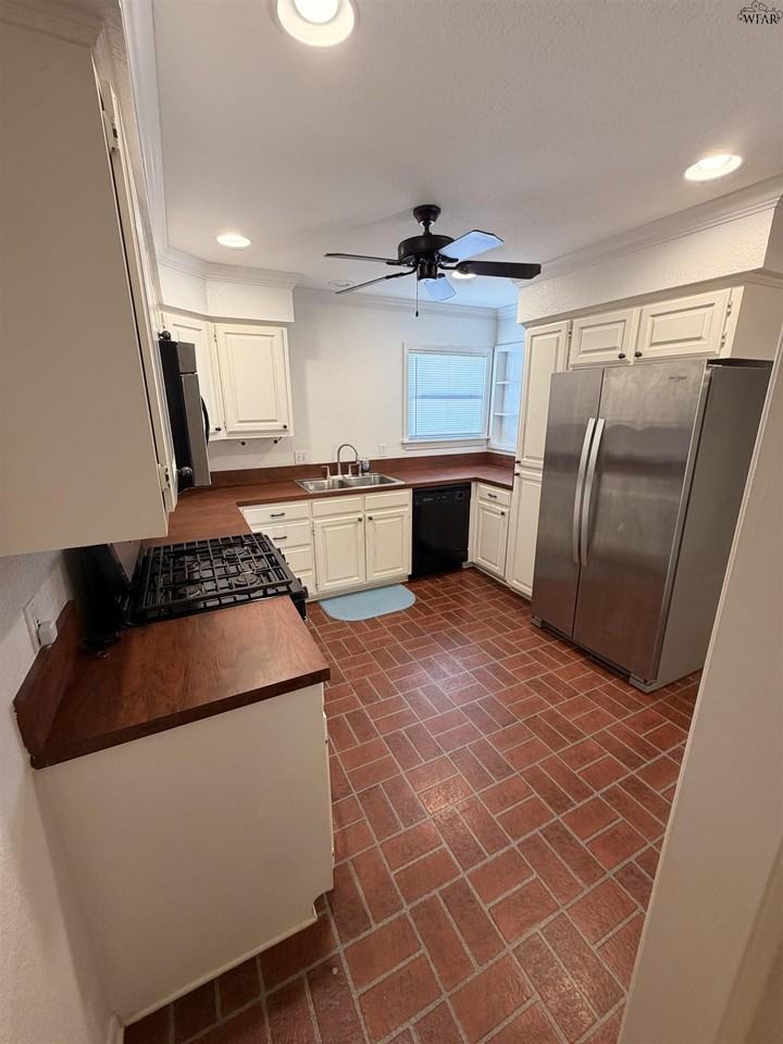 3421 Sherwood Ln - Photo 4 of 20