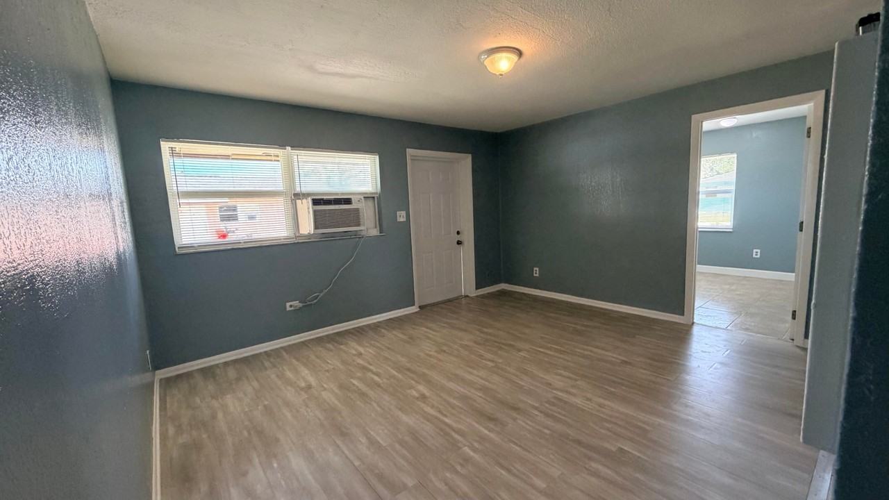 1225 Avenue K - Photo 4 of 22