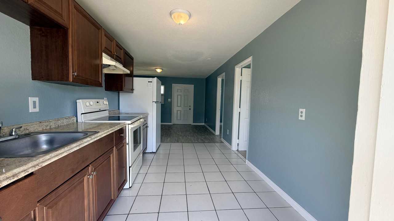 1225 Avenue K - Photo 5 of 22