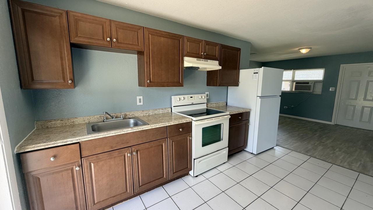 1225 Avenue K - Photo 6 of 22