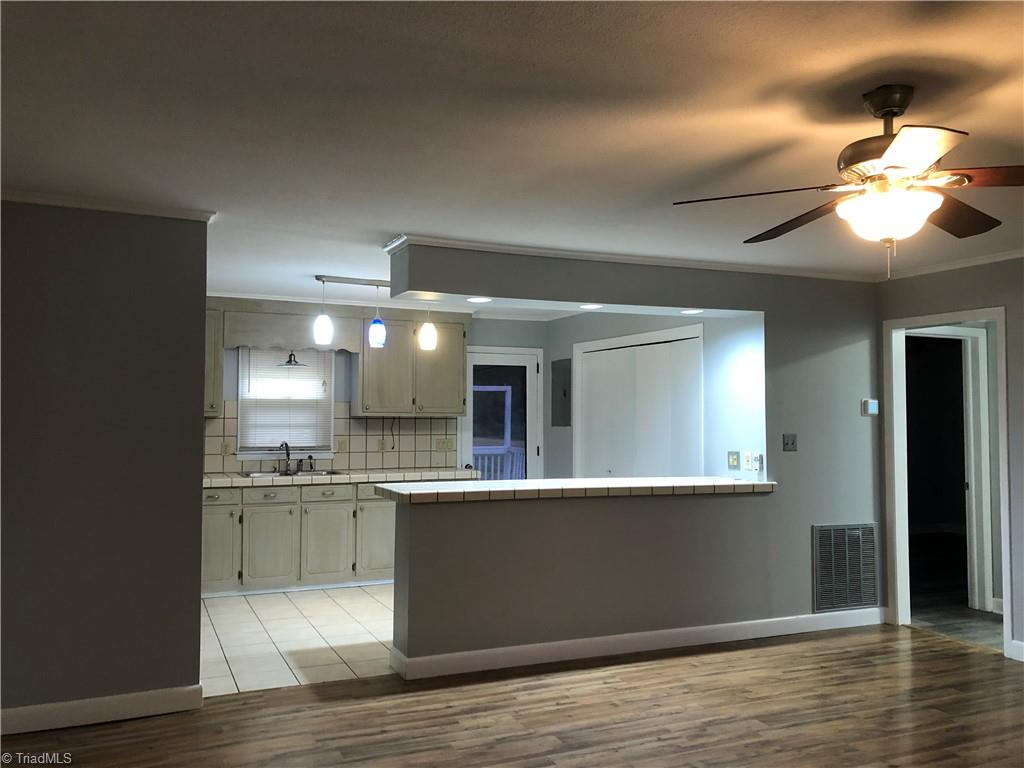 1372 Unity St #B - Photo 3 of 10