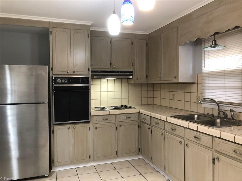 1372 Unity St #B - Photo 4 of 10