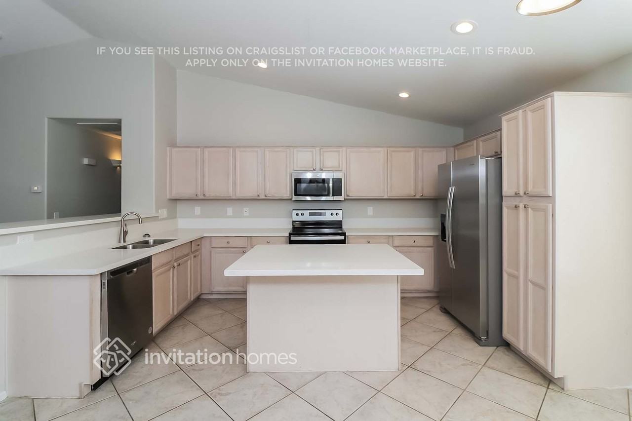 12506 W Lincoln St - Photo 3 of 10
