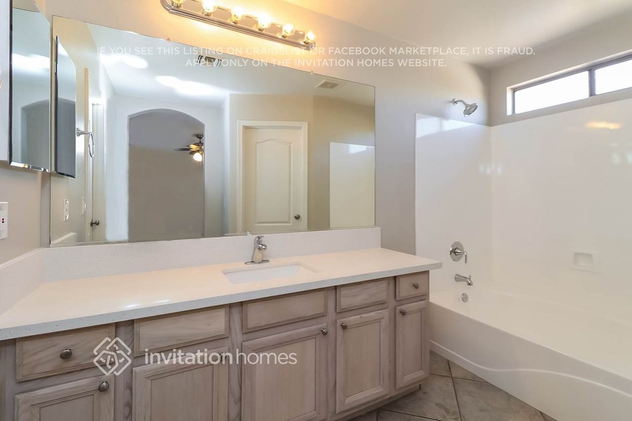 12506 W Lincoln St - Photo 7 of 10