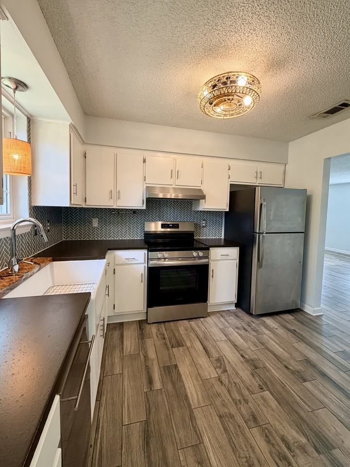 2208 E 3rd St #1 - Photo 5 of 13