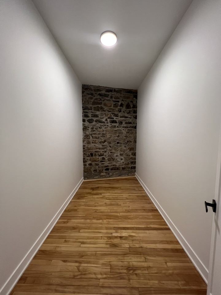 139 St. Paul West - Photo 5 of 32