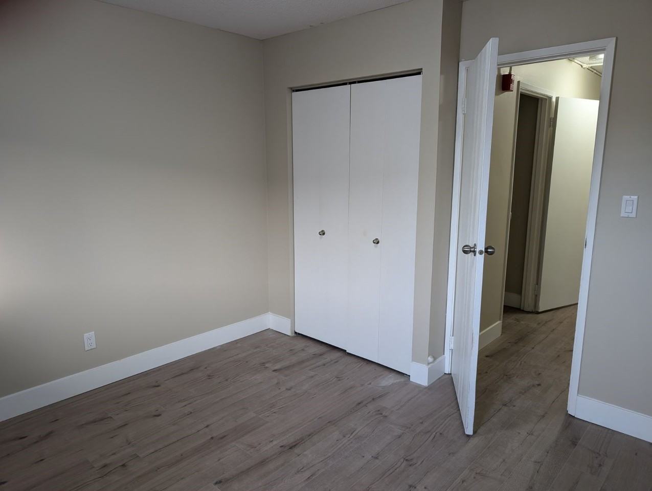 1075 12th St - Photo 4 of 6