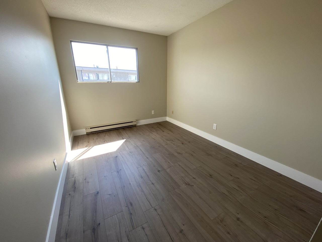 1075 12th St - Photo 4 of 11
