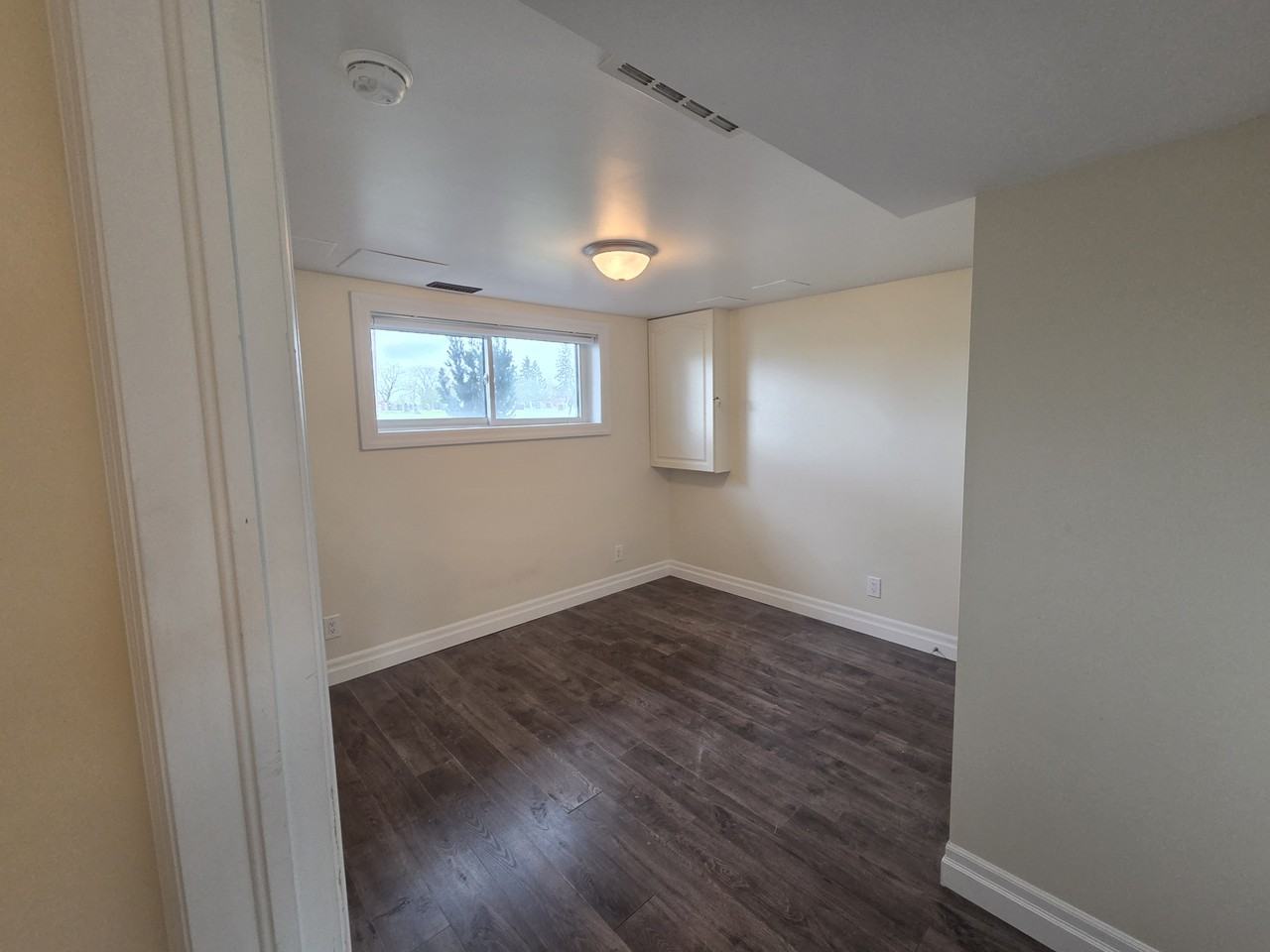 77 Woodlawn Road, Lower Unit, Welland - Photo 2 of 7