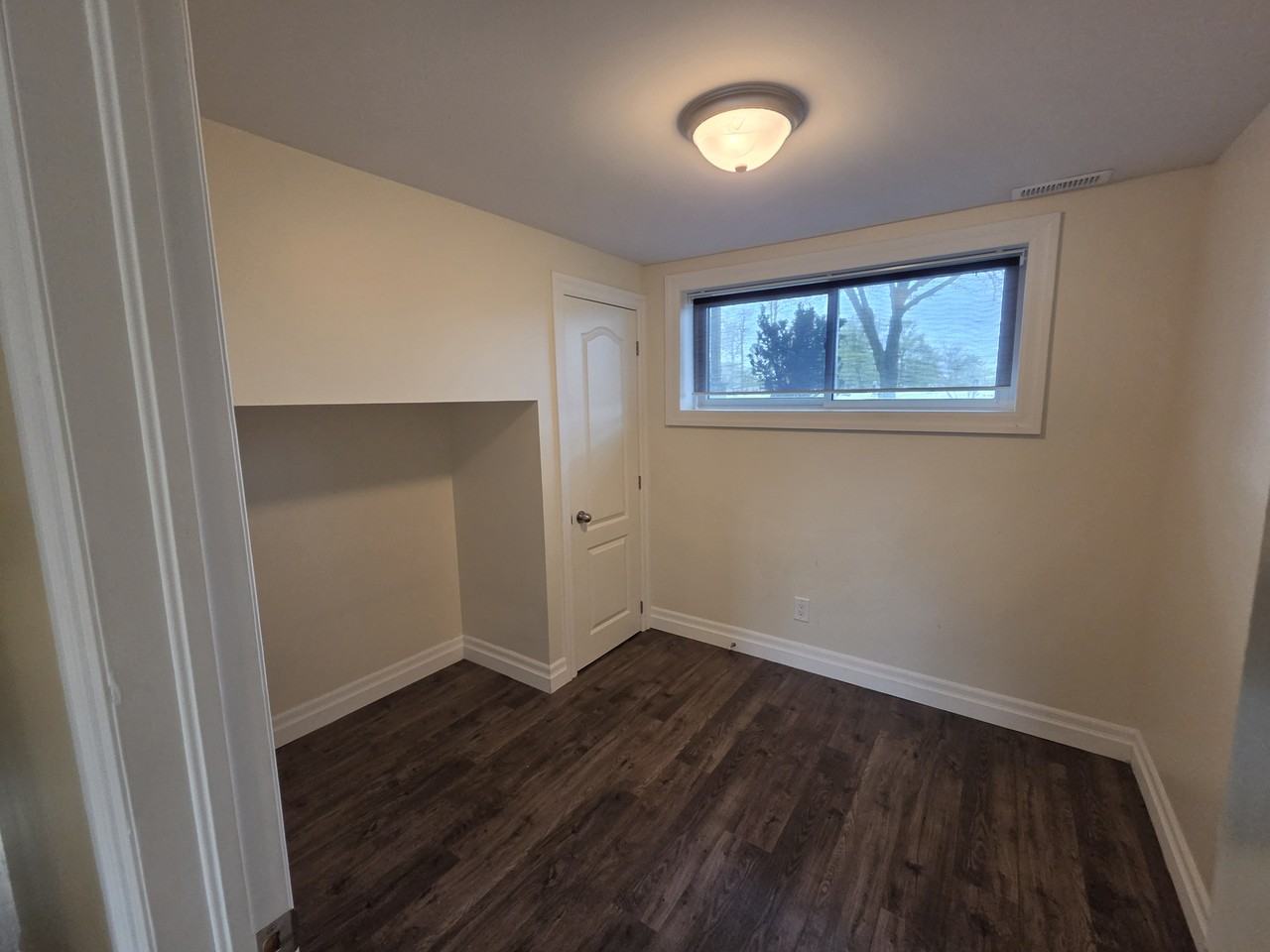 77 Woodlawn Road, Lower Unit, Welland - Photo 3 of 7