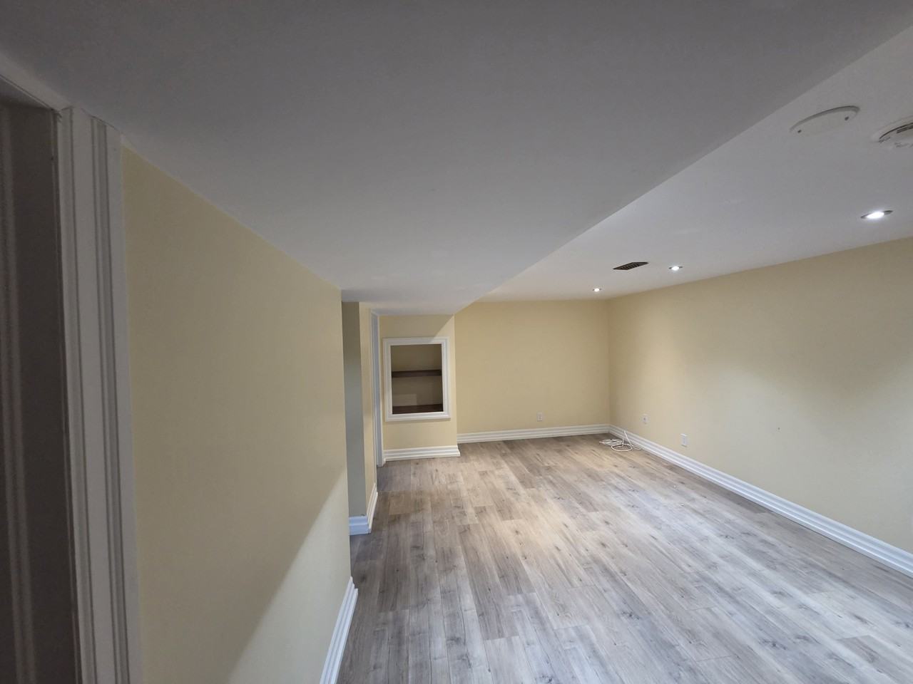 77 Woodlawn Road, Lower Unit, Welland - Photo 4 of 7