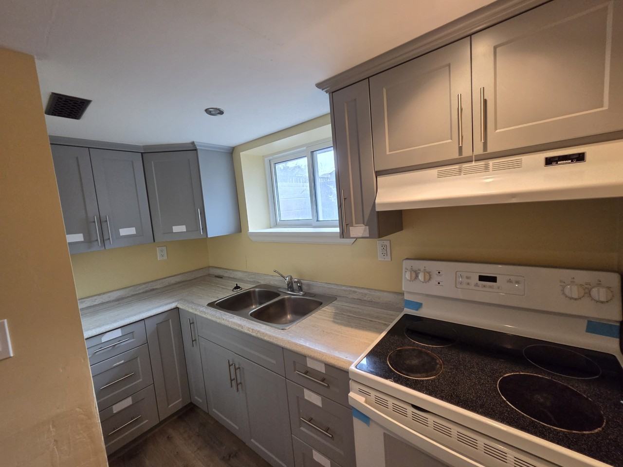 77 Woodlawn Road, Lower Unit, Welland - Photo 5 of 7