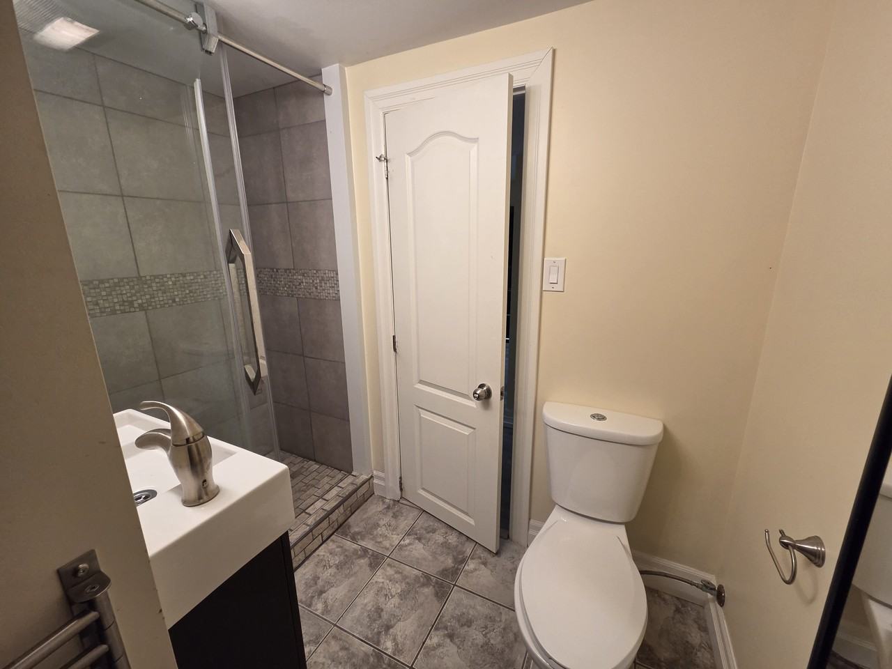 77 Woodlawn Road, Lower Unit, Welland - Photo 7 of 7