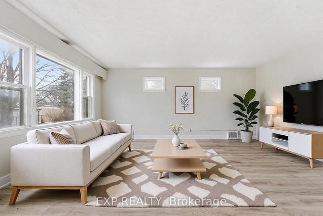 8 Reynolds Crescent - Photo 5 of 15