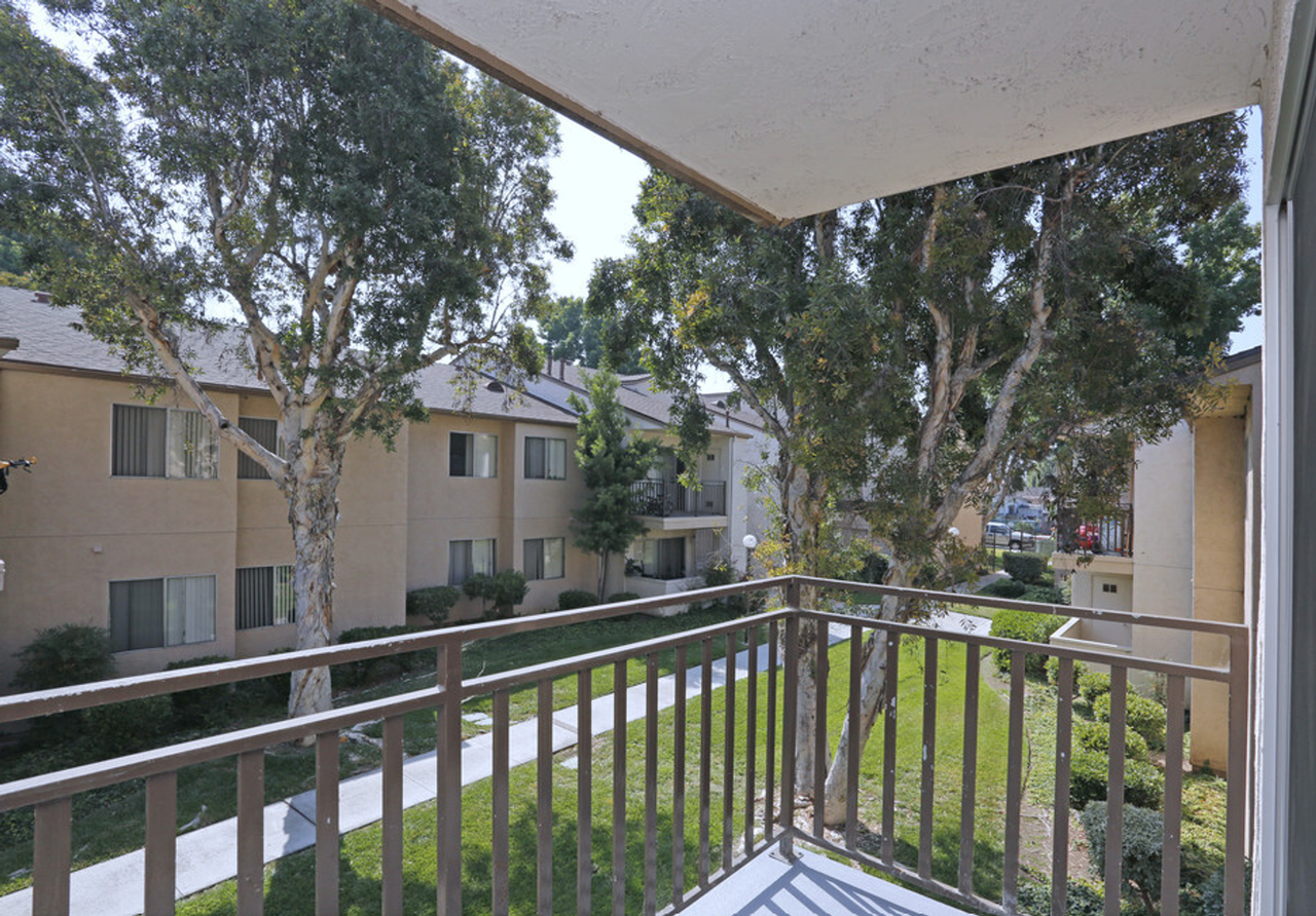 652 Moss St - Photo 3 of 49