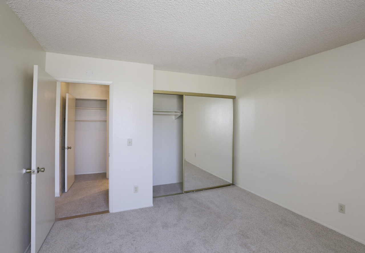 652 Moss St - Photo 4 of 49
