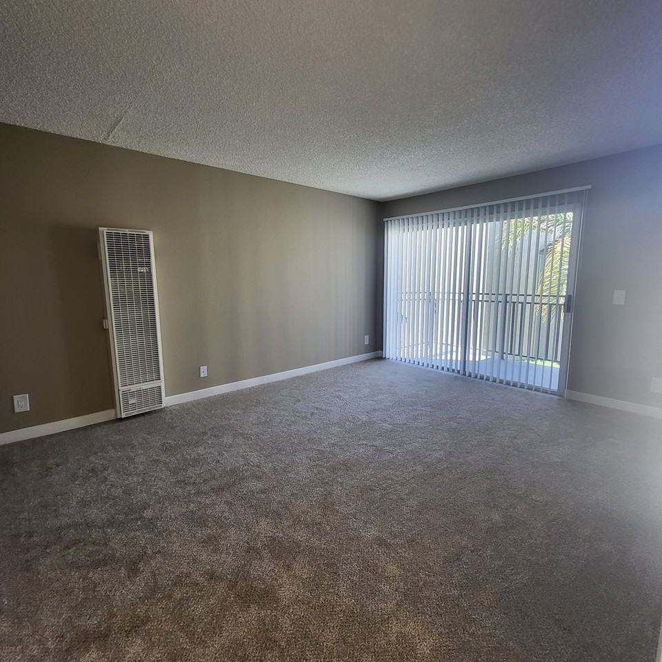 652 Moss St - Photo 5 of 49