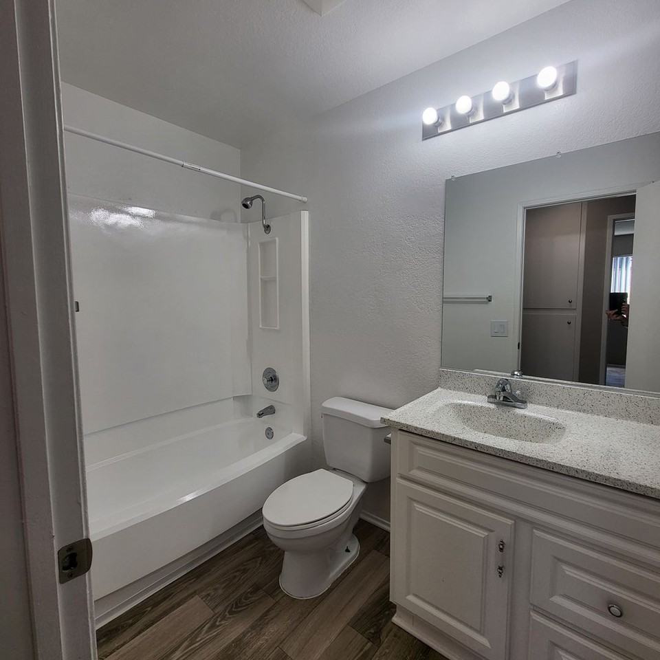 652 Moss St - Photo 6 of 49