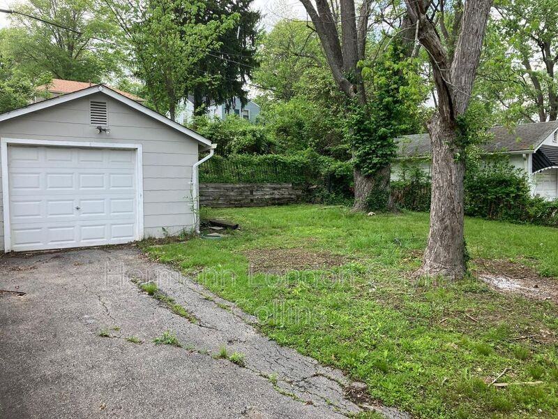 7804 Utica Dr - Photo 3 of 16