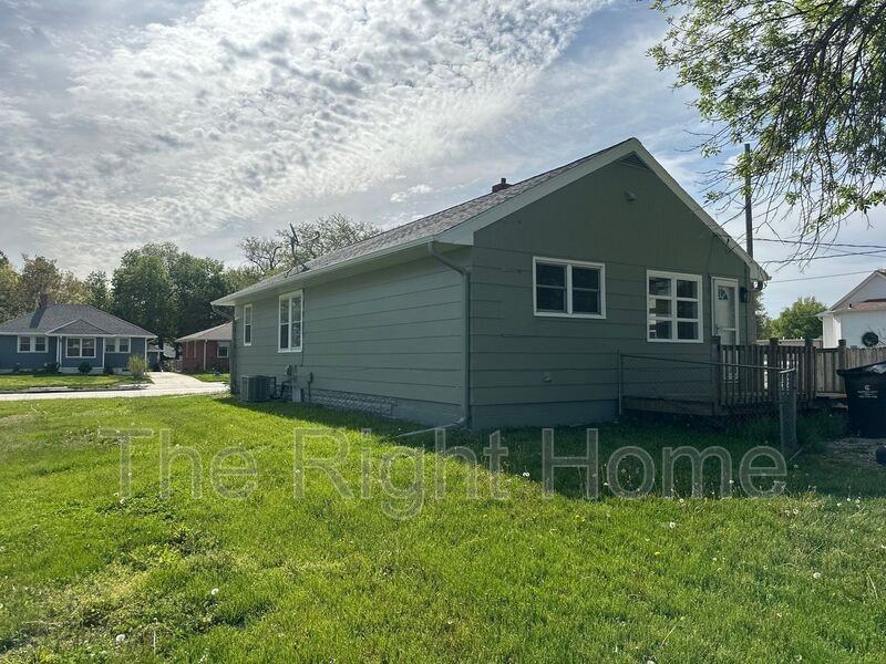 4525 N 70th St - Photo 4 of 18